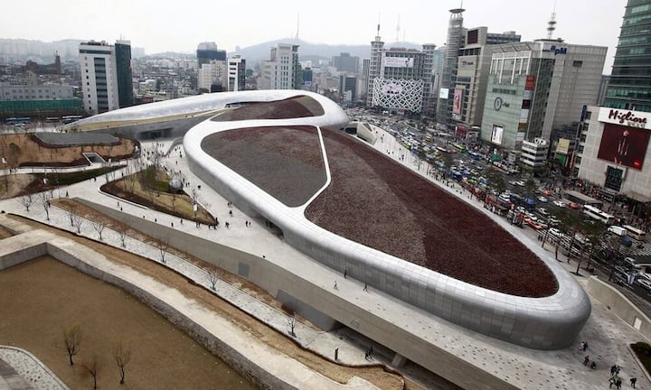 Dongdaemun Design Plaza & Park von Zaha Hadid in Seoul.