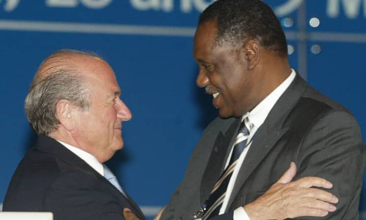 Bei der nächsten Präsidentschaftswahl im Jahr 2002 galt Blatter zunächst als Aussenseiter. Sein Konkurrent war der afrikanische Fußballboss Issa Hayatou. Wieder gewann am Ende der Schweizer, Hayatou hatte mit Korruptionsvorwürfen zu kämpfen.