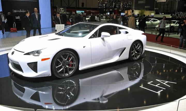 ...den Sportwagen Lexus LFA, der ab 346'400 Euro zu haben ist.