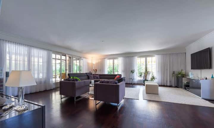 Gesamthaft 6,5 Zimmer verteilen sich auf drei Etagen und einer Wohnfläche von 218 Quadratmetern. Im Erdgeschoss finden sich das Entrée, den Koch- und Essbereich sowie der Wohnbereich.