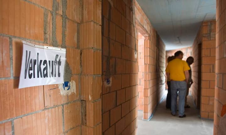 GrundstückgewinnsteuerWer eine Liegenschaft kauft, sollte sich zum Voraus dagegen absichern, dass die Grundstückgewinnsteuer bezahlt werden muss. Grundsätzlich geht diese zu Lasten des Verkäufers, ist dieser aber zahlungsunfähig, kann die Schuld am Käufer hängen bleiben. Der Käufer kann zur Absicherung darauf bestehen, dass der Verkäufer die voraussichtliche Kosten auf ein Treuhandkonto überweist oder direkt die provisorische Rechnung beim Steueramt begleicht.