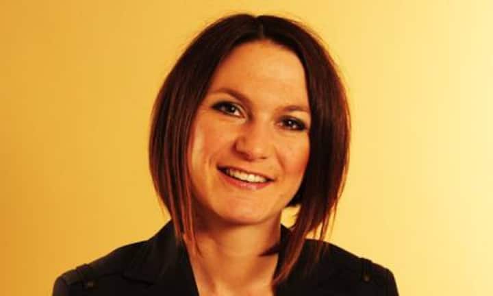 Felicitas Morhart, 33, Assistenzprofessorin für Marketing an der Uni Lausanne: Morharts Themen liegen an der Schnittstelle zwischen Marketing,
Führung und Ethik und sind darumhochaktuell. Sie studierte
Kommunikationswissenschaft, Medienrecht
und Psychologie an der Universität
München und promovierte an der
Universität St. Gallen. Konsumenten sollten
von den Unternehmen ernst genommen
und nicht wie einemanipulierbare
Masse behandelt werden,
postuliert sie. (Bild: P.M. Delessert)