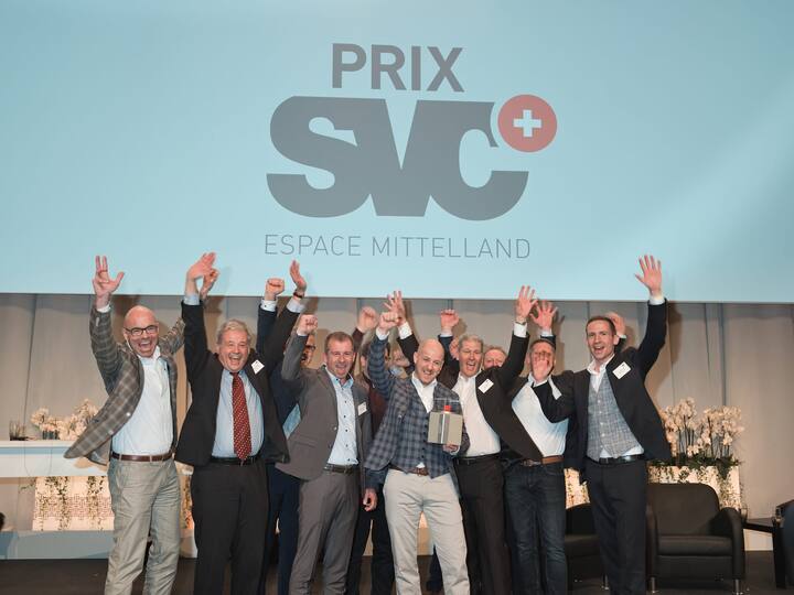 Milo Gasser, CEO Asic Robotics, Preisgewinnermit Mitarbeitern