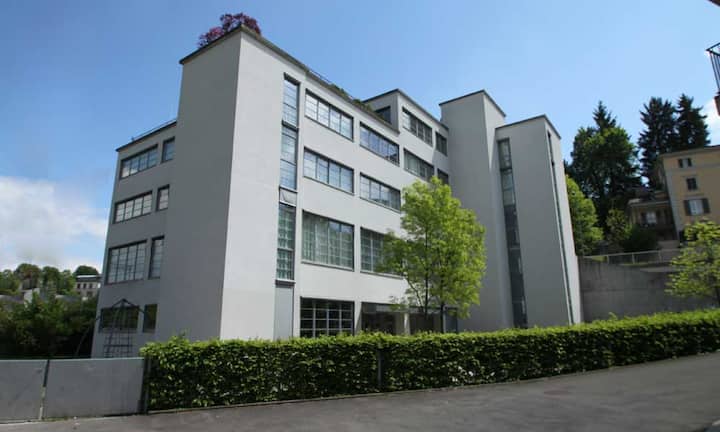 Die Loft-Wohnung befindet sich auf dem Areal der früheren Brauerei Hürlimann. Die Ursprünge des ehemaligen Kühlhauses der Brauerei gehen auf 1931 zurück. Im Jahr 2003 wurde das gesamte Areal umgenutzt und die Liegenschaft komplett saniert und zu zeitgemässen Loft-Wohnungen umgebaut.