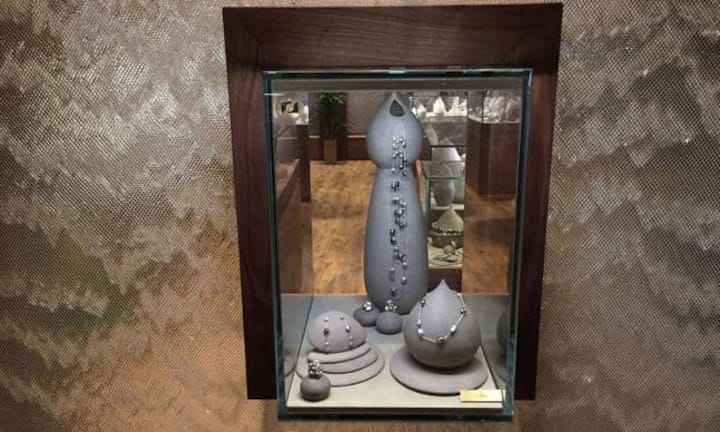 Schmuck und Uhren werden auf verschiedenste Weise präsentiert, wie hier mit Skulpturen aus Stein.