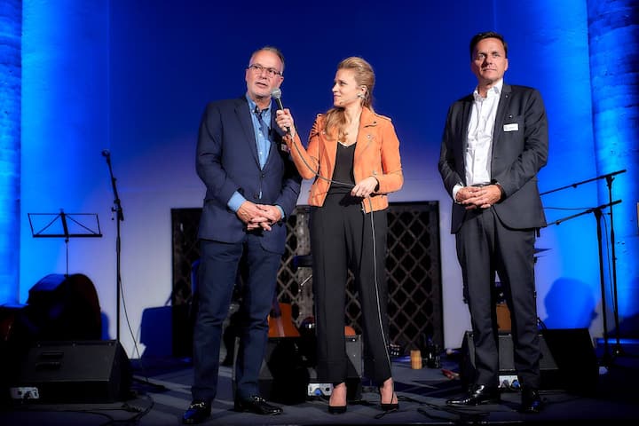 Preisverleihung des 5vor12-Preis fuer Deregulierung von StrategieDialog21 und dem Swiss Venture Club im Rathaus Bern. Jobst Wagner, StrategieDialog21, Nathaly Bachmann, CEO Essence Relations, Andreas Gerber, Swiss Venture Club. © Adrian Moser / Bilanz