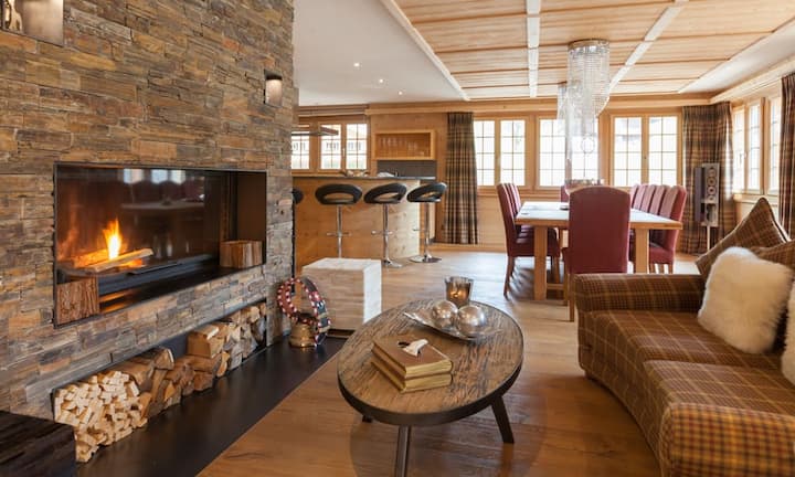 Auf der ca. 607 Quadratmeter grossen Gesamtfläche findet man sechs Schlafzimmer, sechs Badezimmer, zwei Garagen sowie zwei Stellplätze. Bei der Möblierung wurde auf eine freundliche und moderne Einrichtung gesetzt.