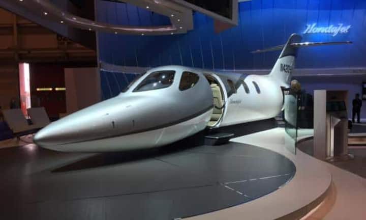 Viele Flugzeughersteller haben begehbare 1:1-Modelle mitgebracht. So etwa Honda und ...