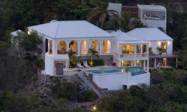 Beispiel 1: Guana Bay (St. Martin). Villa mit vier Schlafzimmern und dreieinhalb Bädern auf 270 m².
Preis: 1'395'000 US-Dollar Beispiel 2:Punta Cana (Dominikanische Republik). Villa mit fünf Schlafzimmern und fünf Bädern auf 560 m².
Preis: 1'395'000 US-Dollar RE/MAX Island Properties