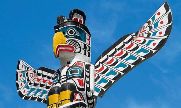 Einer der imposanten Totempfähle im Stanley Park, der grünen Lunge von Vancouver.