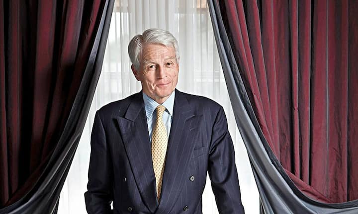 Martin CandrianVR-Präsident Candrian CateringNicht nur am Zürcher Hauptbahnhof ist Candrian Platzhirsch. Mit insgesamt 60 Betrieben ist Candrians Unternehmen einer der grössten Gastrobetriebe der Schweiz: Über 1000 Mitarbeitende erzielen einen Umsatz von etwa 125 Millionen Franken im Jahr.Dominique Meienberg