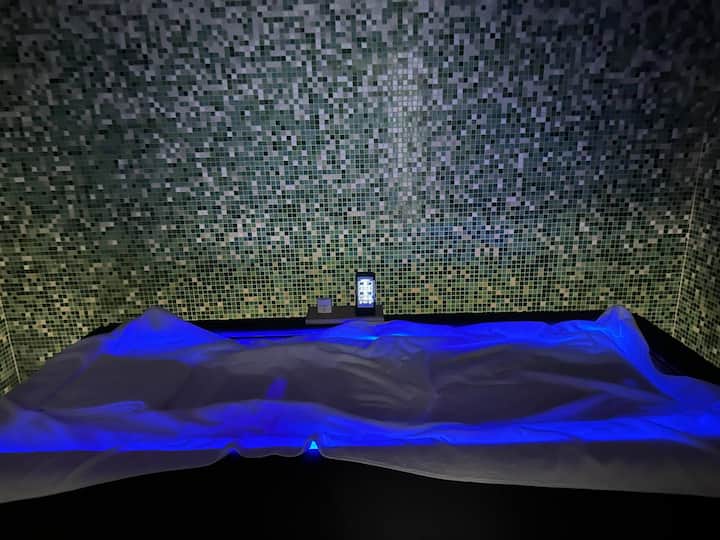 Entspannung auf dem Wellenbett stimmt täglich auf den Schlaf ein.