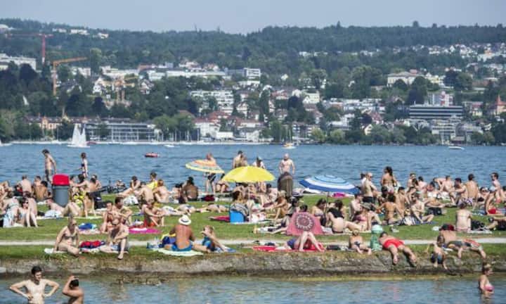 Im Mittel wuchs das kaufkraftbereinigte Schweizer BIP pro Kopf von 1991 bis 2013 um 0,9 Prozent. Der Zuwachs war damit vergleichsweise schwach: Doch heute liegt das Einkommen 50 Prozent über dem Mittelwert aller OECD-Länder. Nur in Norwegen und Luxemburg geht es den Menschen finanziell noch besser.