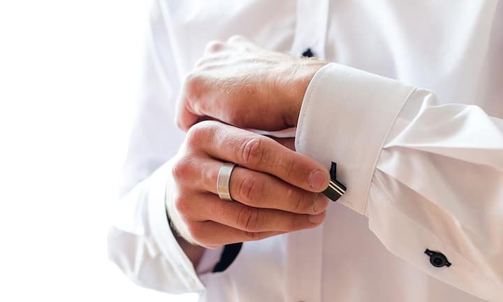 6. Kleiden Sie sich elegantNeben den Sitzen und dem Essen unterscheiden sich die Klassen im Flugzeug auch durch ihre Gäste. In der Economy Class sitzen die Menschen bunt gemischt. Je weiter man nach vorne im Flugzeug rückt, umso eleganter gekleidet sind jedoch die Passagiere. Die Airlines wählen deshalb für ein Upgrade eher Menschen, die optisch in die höheren Klassen passen. So verursacht das Upgrade kein Aufsehen bei den anderen Gästen.