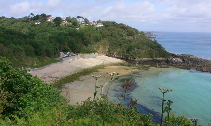 Platz 3: Kanalinseln, EuropaDie im Ärmelkanal gelegene Inselgruppe umfasst Jersey, Guernsey, Sark, Alderney und Herm. Nicht zuletzt auch wegen einer günstigen Steuergesetzgebung ist auch gerne von sicheren Häfen in Europa die Rede. Während der globalen Wirtschaftskrise bestachen die Kanalinseln mit stabil gebliebenen Immobilienpreisen. Durchschnitts-Hauspreis: 2,5 Millionen Dollar.Heather Cowper/Flickr/CC