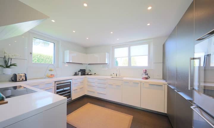 Trotz kleineren Fenstern in der Küche wirkt sie hell und offen.