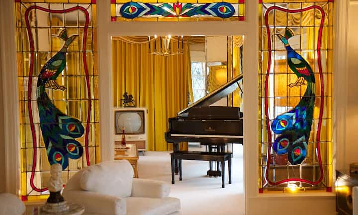 Das Wohnzimmer war ebenfalls kitschig eingerichtet. Sogar ein Flügel hatte der King aufgestellt.