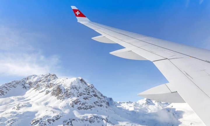 Snacks und Getränke inklusive - so grosszügig sind Airlines auf Europaflügen:Bei der Swiss läuft die Debatte, auf Kurzstreckenflügen die kostenlose Verpflegung abzuschaffen. Zumindest ab Genf könnte das schon 2018 passieren.
Facebook/Swiss International Air Lines