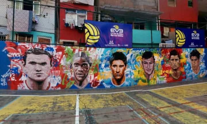 Brasilien ist bereit für die Stars der WM. Von Links: Wayne Rooney, Mario Balotelli, Lionel Messi, Neymar, Cristiano Ronaldo, Luis Suarez.