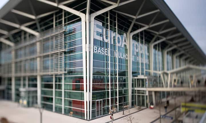 Gerade in der Schweiz hat es empfindliche Niederlagen gegen die Billigflieger gegeben. Aus Basel musste sich Hohmeister im Mai zurückziehen, weil er kostenseitig mit der dort starken Easyjet nicht mithalten konnte.