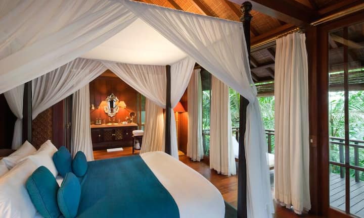 Platz 7 (Vorjahr: 11): Como Shambhala Estate, BaliNatürlich könnte man an diesem Rückzugsort inmitten von üppiger Dschungelszenerie luxuriöses Cocooning in einer der dreissig Pool-Villen geniessen. Doch es wäre schade um die verpassten Spa-Erlebnisse und die therapeutischen Talente, die man zu Hause auf diesem konstanten Topniveau vergeblich sucht. „Ein Aufenthalt im Shambhala Estate soll die Seele berühren und kann Ihr Leben verändern“, betont die Besitzerin Christina Ong.