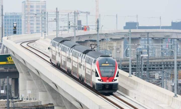Mit der Eröffnung der zweiten Etappe ist das Riesenbauwerk Durchmesserlinie (DML) nun komplett. Im letzten Juni eröffnete bereits die erste Etappe mit dem Durchgangsbahnhof Löwenstrasse als Herzstück. Ein Extrazug macht den Anfang.
