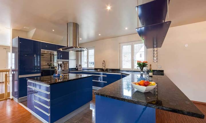 Die Küche direkt beim Wohn-/Essbereich bietet dank einer grossflächigen Gestaltung viel Raum.