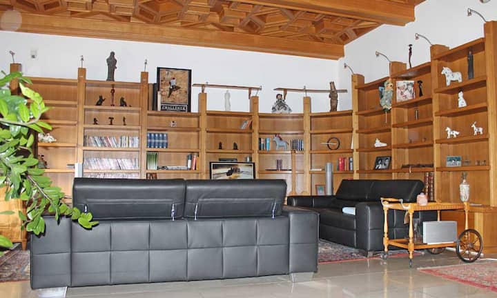 In der gesamten Villa wurde ein hochwertiger Marmorboden verlegt.