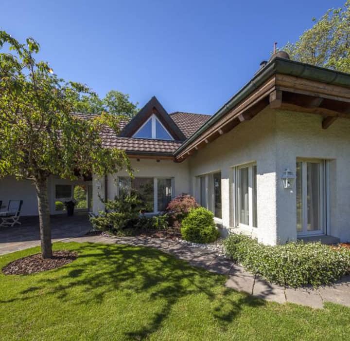 Das Grundstück befindet sich an ruhiger und beliebter Lage im Steingrubenquartier in Solothurn. Das Quartier zeichnet sich aus durch die Nähe zu einem Naherholungsgebiet und dem Stadtzentrum. Preis auf Anfrage Quelle und Bilder: Engel & Völkers