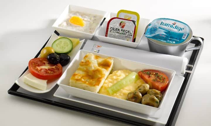 Platz 2: Turkish Airlines Auf den 2. Rang landet Turkish Airlines mit frischer Mittelmeerküche, warmen und kalten Frühstück und griechischen Kaffee. Turkish Airlines