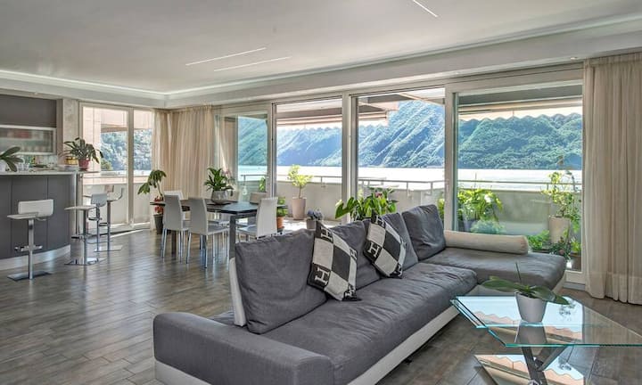 Das Wohnzimmer ist hell und geräumig. Die Aussicht lässt sich auch von dort geniessen.