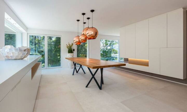 Mit der eingebauten Fussbodenheizung und der High-Tech Alarmanlage hat man ein exklusives Wohngefühl.