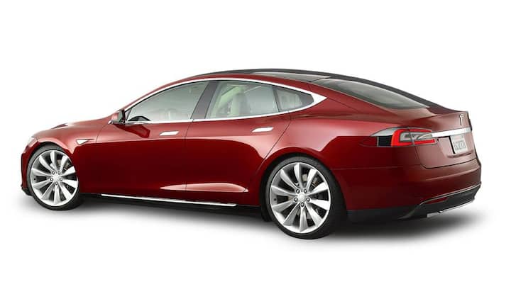 Tesla Model S: Viel schon wurde über die smarte E-Limo geschrieben. Tatsächlich bietet sie mit bis zu 310 kW und einer Höchstgeschwindigkeit von über 200 km/h ein beeindruckendes Fahrerlebnis, ist in einer Stunde wieder voll geladen – und markiert mit über 400 Kilometer Reichweite unter Elektroautos gegenwärtig den State of the Art.