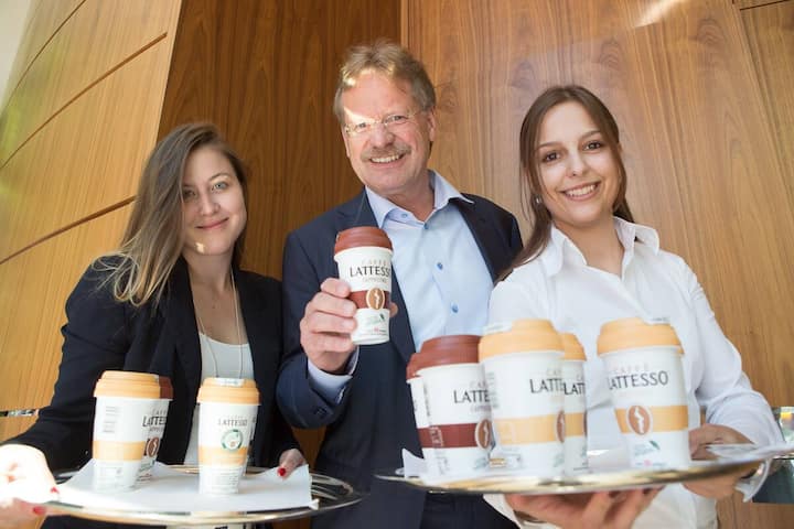 Erich Kienle mit zwei Lattesso Girls