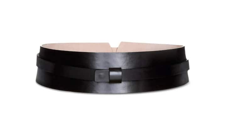 Ana Blum: Betont die Taille schöner als jedes Korsett. Wickelgürtel aus schwarzem Rindsleder. 289 Franken.