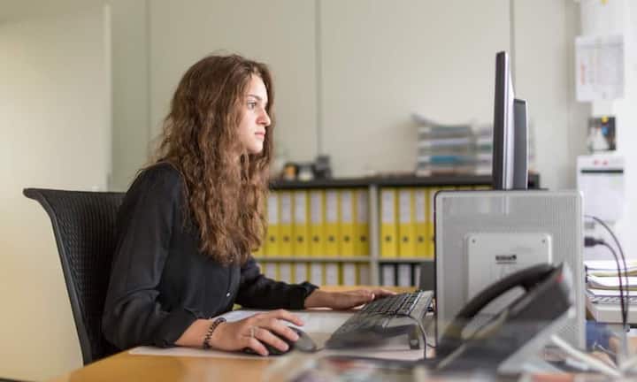 ... die Privatsphäre am Arbeitsplatz. Denn 39 Prozent gaben an, am Schreibtisch – vermutlich private – virtuelle Einkaufstrips zu unternehmen. Deutschschweizer haben mit 43 Prozent hier weniger Hemmungen als die Westschweizer, von denen sich nur 34 Prozent getrauen, in der Arbeitszeit einzukaufen.