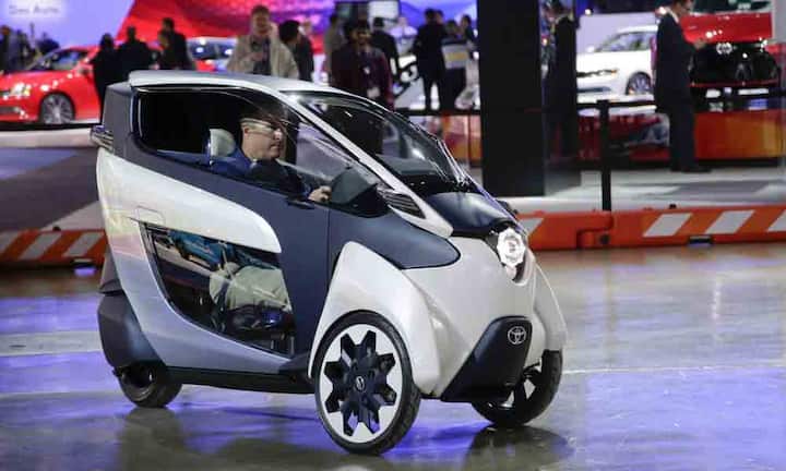 Bereits mehrfach an Autoaustellungen war der Toyota mit seinem i-Road Konzept präsent. Laut Toyota soll der dreirädrige Wagen dank seines emissionsfreien Elektroantriebes und dem Platz sparendem Gehäuse das städtische Fahrzeug der Zukunft darstellen.