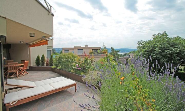 Die gepflegte 10-Parteien Liegenschaft mit Baujahr 1975 befindet sich im beliebten Enge-Quartier. Mit 170 m² Wohnfläche ist genug Raum für verschiedene Nutzungsmöglichkeiten. Die 30 Quadratmeter grosse Terrasse ist ideal zum Sonnenbaden und Grillieren.