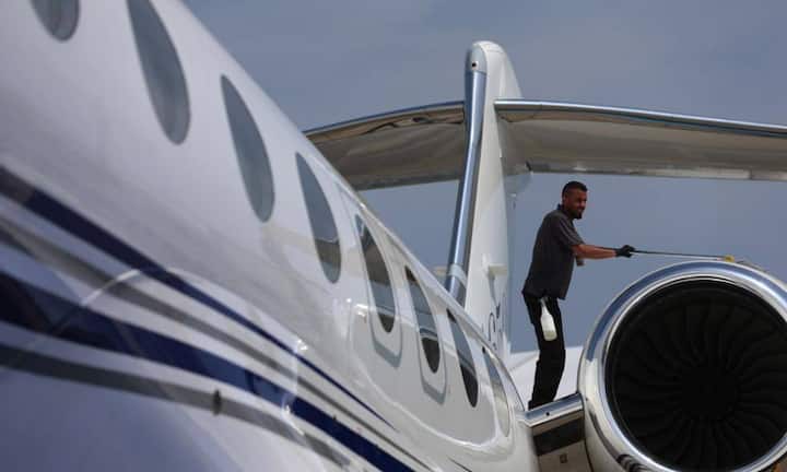 Der Antrieb eines Gulfstream Business Jet wird vor Eröffnung nochmals kräftig poliert.