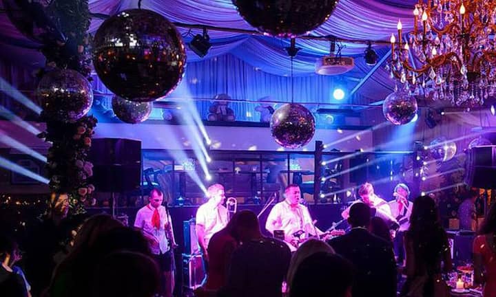 Hinter der Fassade einer alten Moskauer Seidenfabrik befindet sich die vielleicht exklusivste Adresse für Nachtschwärmer in Moskau: In den noblen Soho Rooms trifft sich die russische Elite auf einen Drink oder einen Flirt. Zu den prominenten Gästen zählen Silvio Berlusconi, Nikita Michalkow und der französische Diskjockey Bob Sinclar. Ein VIP-Tisch kann für umgerechnet 5'000 Euro - oder mehr - reserviert werden. Facebook/Soho Rooms