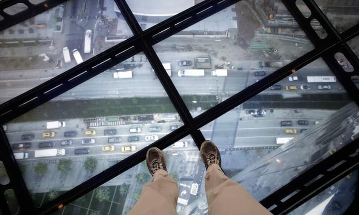 Schwindelfreie wagen sich auf ein Sky Portal - eine gut vier Meter breite Scheibe mit Live-Aufnahmen von den Strassen darunter.