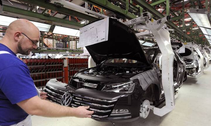 Der Abgasskandal hat VW stark zugesetzt. Und auch bei der Gewinnmarge ist noch Luft nach oben. Denn beim Verkauf eines neues PKWs Marke Volkswagen bleiben bei VW im Schnitt lediglich 395 Euro hängen. Besser sieht es allerdings für den Gesamtkonzern VW AG aus. Denn dank der Marke Porsche, die der Firma pro Neuwagen einen Gewinn von 15'641 Euro einbringt, Audi mit 3337 Euro und Skoda mit 1589 Euro, bringt es der Konzern auf einen Durchschnittsgewinn von 801 Euro pro Auto.