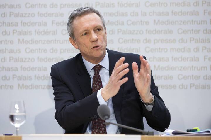 Martin Dumermuth, Direktor Bundesamt fuer Justiz EJPD, spricht waehrend einer Medienkonferenz zur Situation des Coronavirus, am Samstag, 28. Maerz 2020 in Bern. (KEYSTONE/Peter Klaunzer)