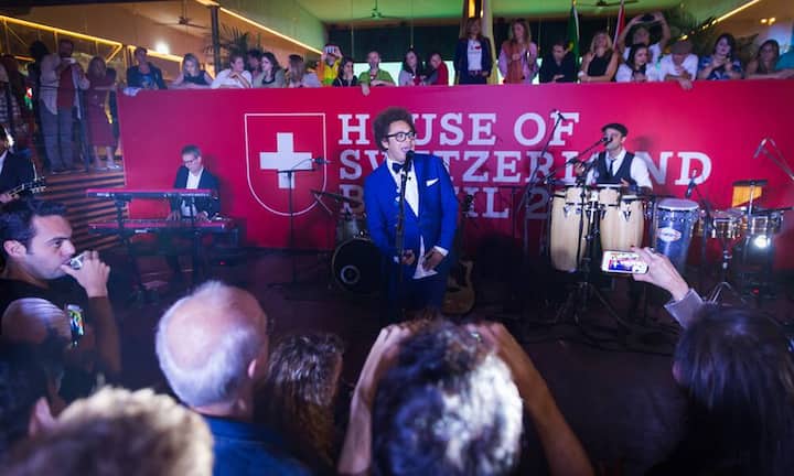 Marc Sway erhält laut seinem Manager Hugo Mauchle für einen Firmenauftritt rund 25'000 Franken. «Das Geld teilt er aber mit der sechsköpfigen Band, der Technik, dem Mischer und dem Booking.»