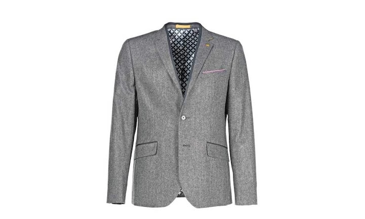 Ted Baker - Formschön
Die Zeiten eng anliegender Anzüge sind passé. Jetzt werden die Schnitte weiter. Das Einstecktuch setzt einen farblichen Akzent. Dieses melierte Sakko punktet ausserdem mit geräumigen Pattentaschen und Reverskragen. Bei Globus erhältlich.
Preis 459 Franken