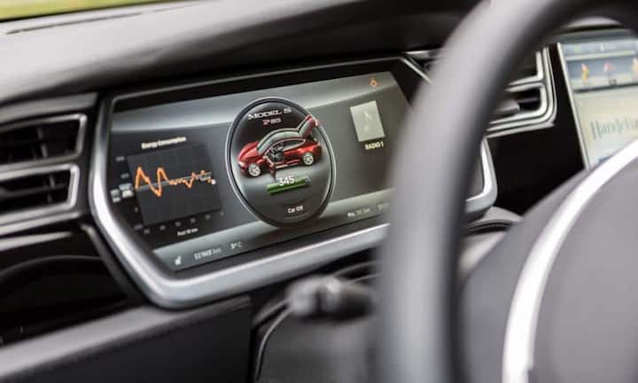 Die Anzeige im Tesla ist voll elektronisch. Das Display hinter dem Steuerrad zeigt Geschwindigkeit, Stromverbrauch, Batteriestand, Radiosender und Telefongespräche an. Das Auto lässt sich problemlos mit dem Smartphone synchronisieren. Das Auto hat der Fotograf Patrick Stoll exklusiv für handelszeitung.ch in Szene gesetzt.