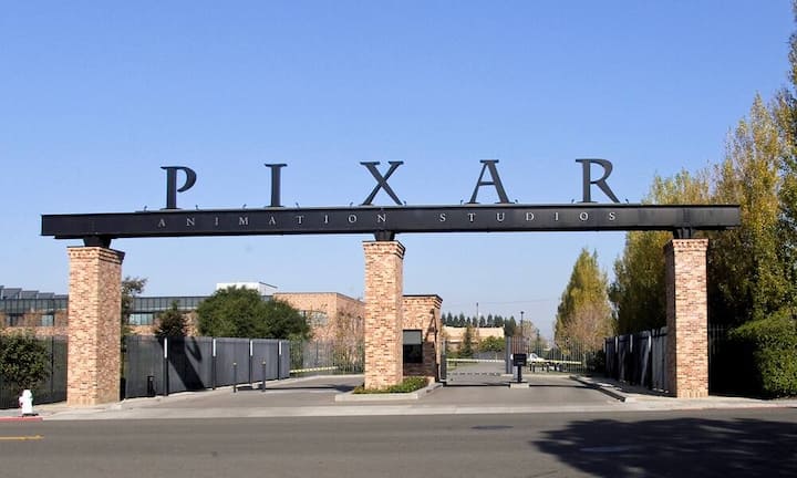 PixarUrsprünglich lautete der Name «Pixer», nach einem frei erfundenen spanischen Verb, das so viel bedeuten sollte wie «Pixel machen». Als Steve Jobs das Studio übernahm, benannte er es in «Pixar» um. Wikimedia/CC