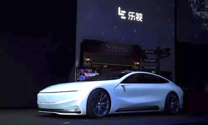 Der LeSee ist eine Mittelklasselimousine, die mit ihren geschwungenen Linien und einem leuchtenden Logo deutlich futuristischer wirkt als etwa Teslas Model 3.