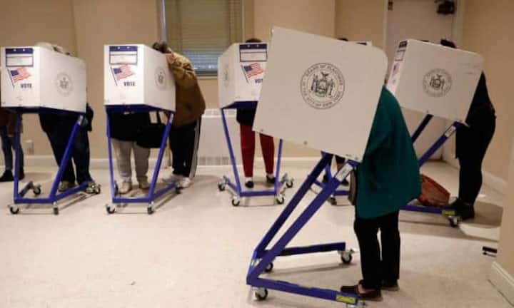 Sie machens richtig: Abstimmende in der Wahlkabine in New York.
