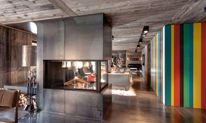 ...eine gemütliche Sitzecke um den Kamin,